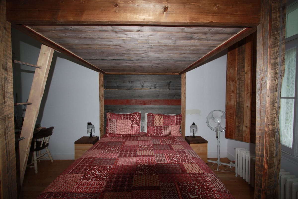 Deluxe Room, Multiple Beds (Cats on premises) | Egyptian cotton sheets, premium bedding, individually decorated, desk
