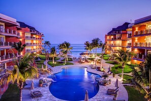 3 outdoor pools, open 9:00 AM to 8:00 PM, pool umbrellas, pool loungers - Vivo Resorts (San Pedro Mixtepec)