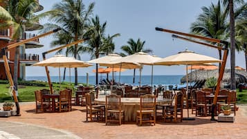 Se sirven desayunos, comidas y cocina fusión con vista a la alberca