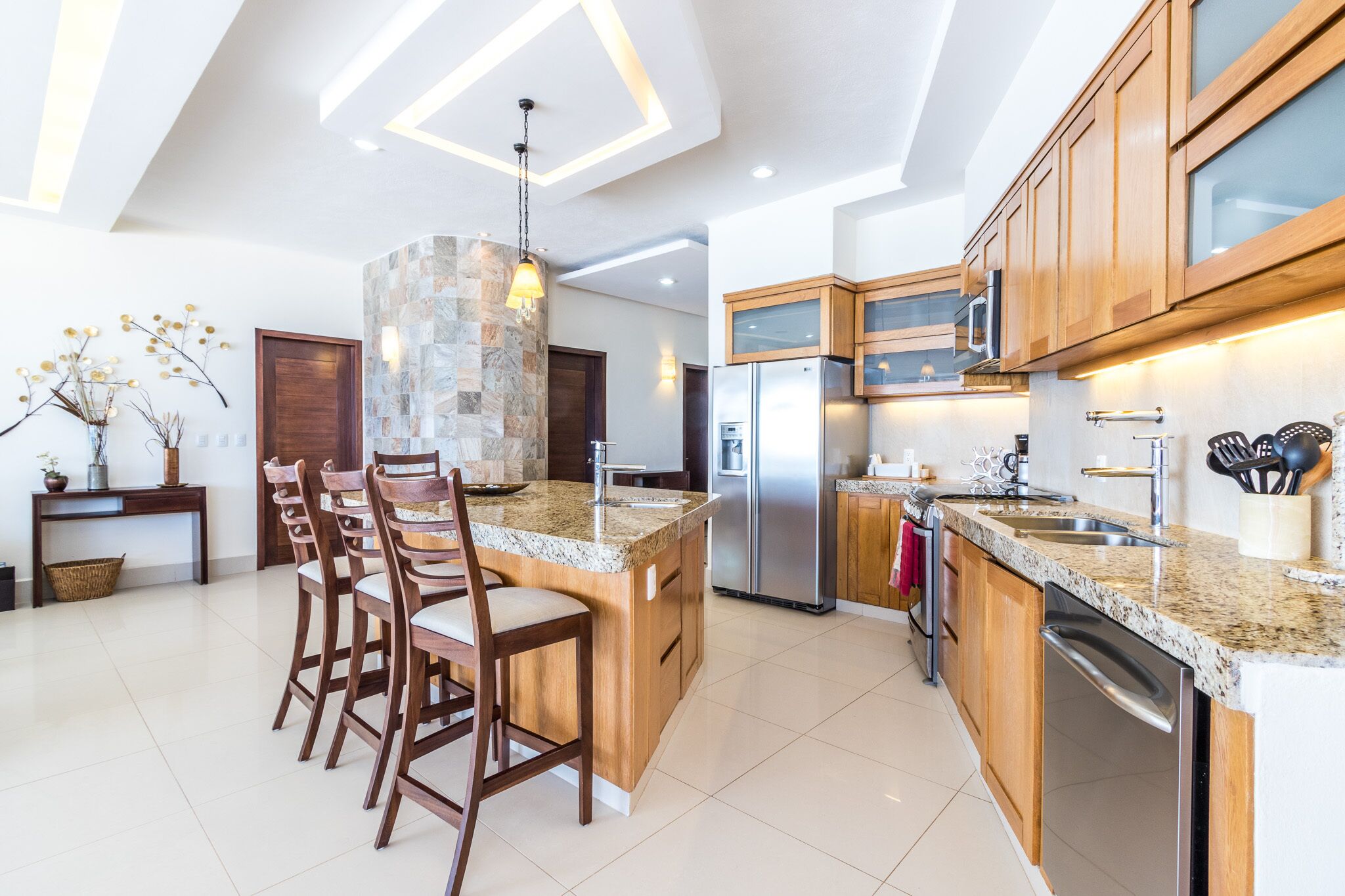 penthouse, 4 bedrooms, oceanfront | private kitchen | microwave, stovetop, coffee/tea maker, blender