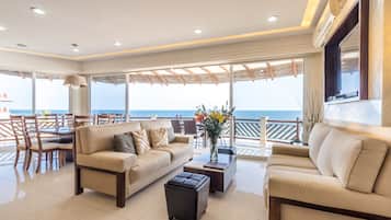 Penthouse, 4 habitaciones, frente al océano | Área de sala de estar | Televisión de plasma de 32 pulgadas con canales vía satélite