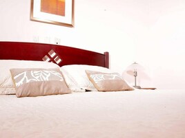 Ropa de cama de alta calidad, escritorio y sistema de insonorización 