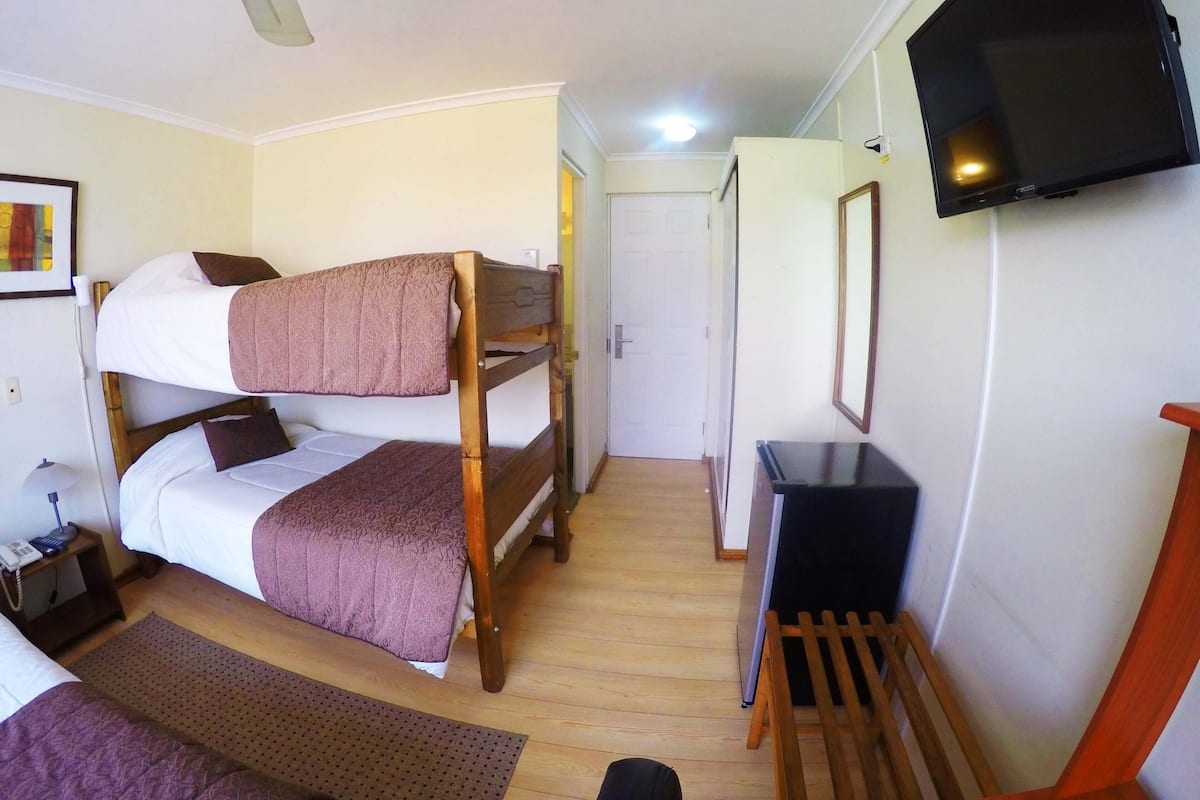 Roupas de cama premium, escrivaninha, quartos à prova de som