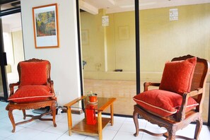 Televisión LED de 32 pulgadas con canales por cable, una televisión