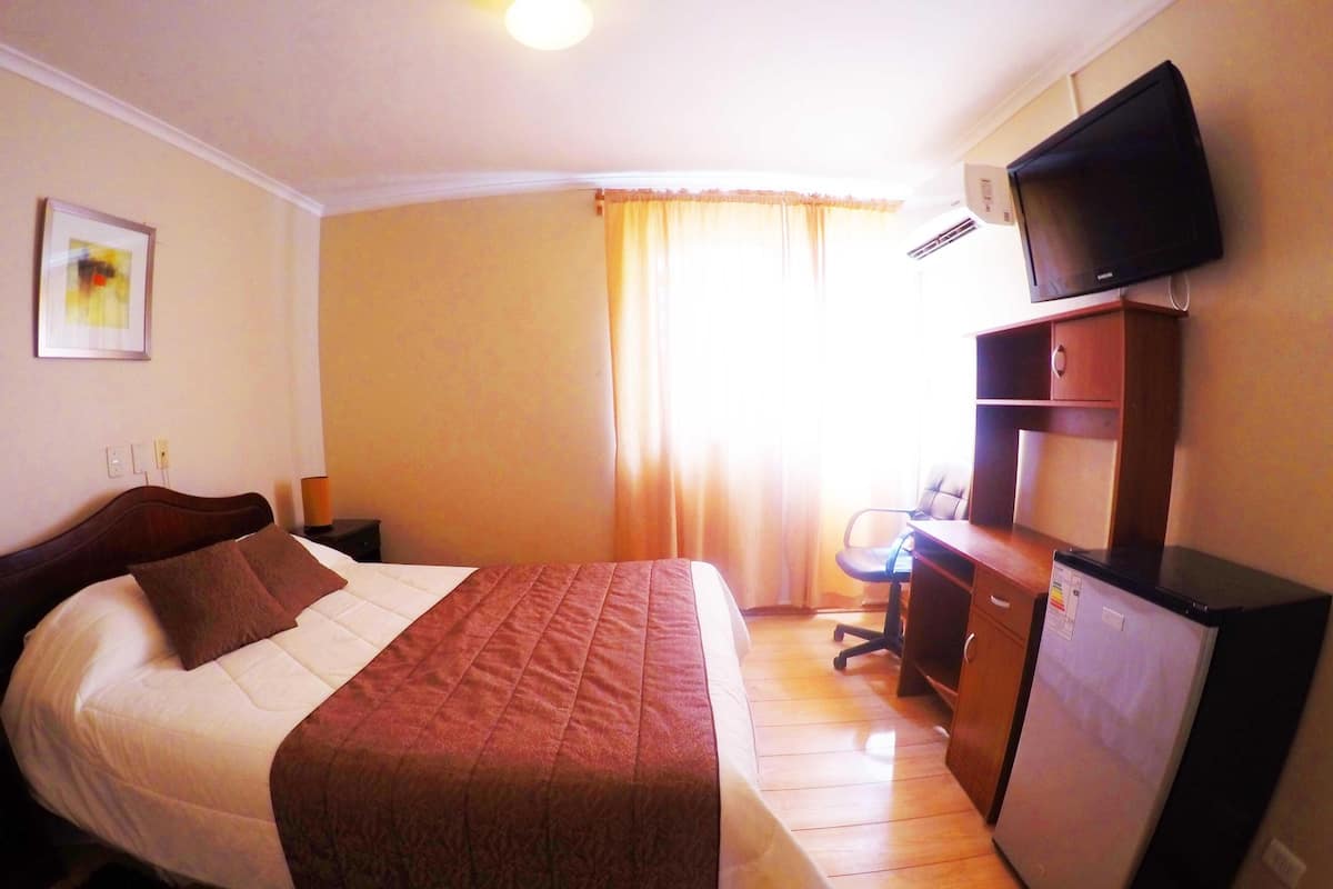 Roupas de cama premium, escrivaninha, quartos à prova de som