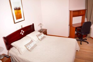 Habitación superior | Ropa de cama de alta calidad, escritorio, insonorización y wifi gratis 