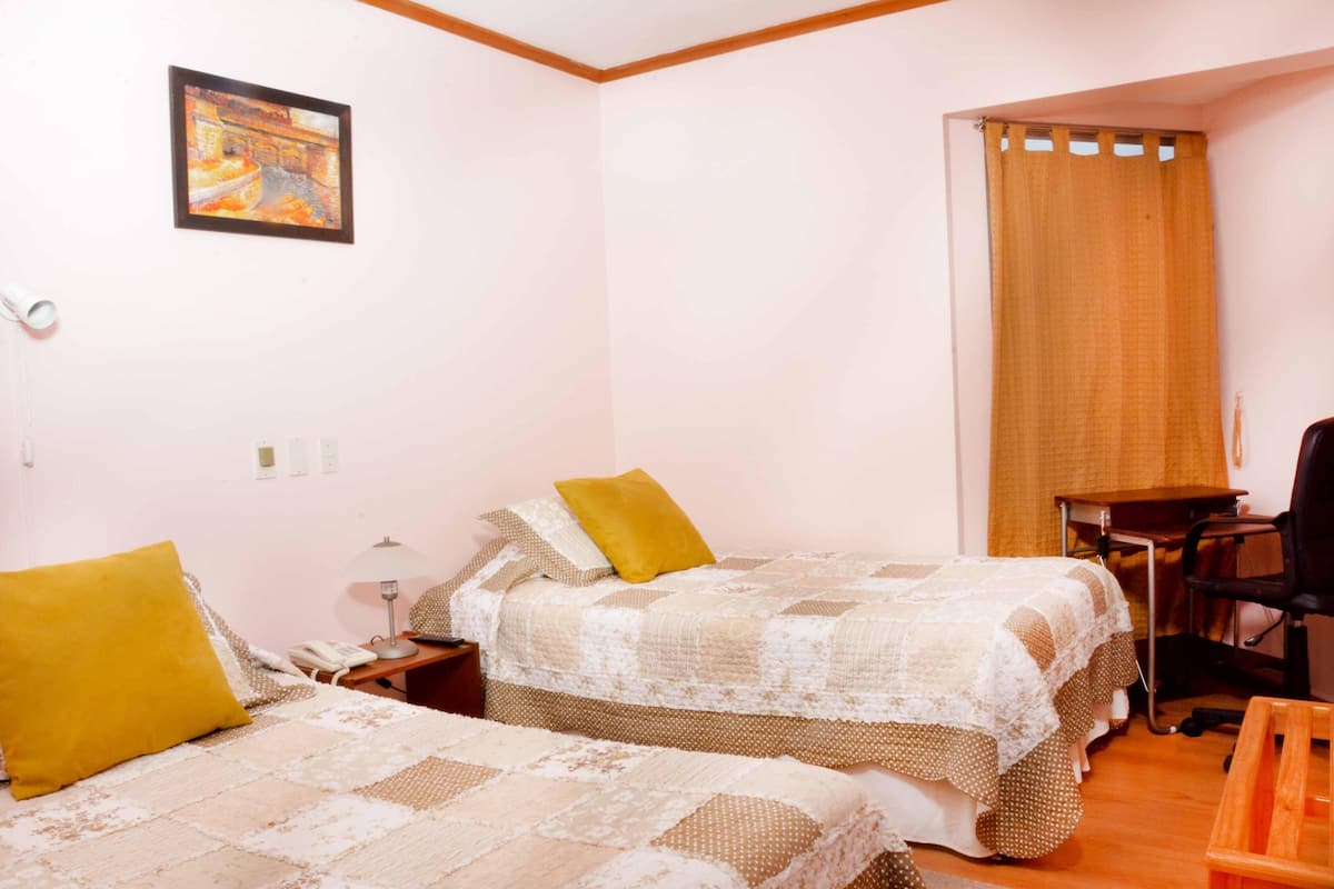 Roupas de cama premium, escrivaninha, quartos à prova de som