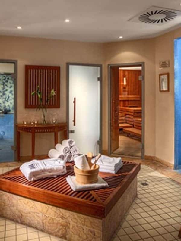 Sauna, steam room, Turkish bath/hammam, body treatments