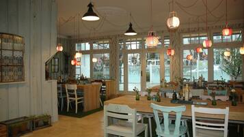 3 restaurants; breakfast, lunch and dinner served