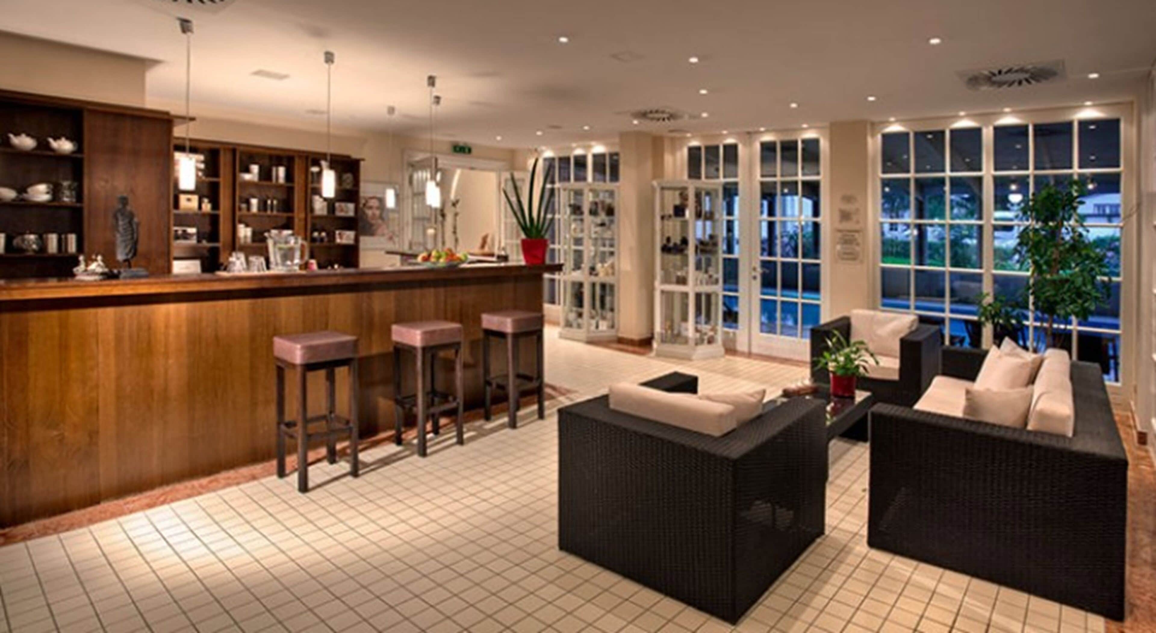 sauna, steam room, turkish bath/hammam, body treatments