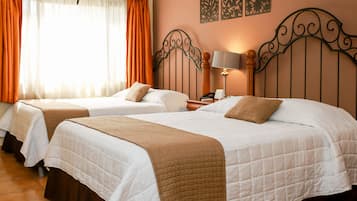 Edredón, minibar y caja de seguridad en la habitación