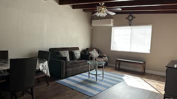 Standard-Haus | Wohnbereich | 40-Zoll-LED-Fernseher mit Kabelempfang, Fernseher