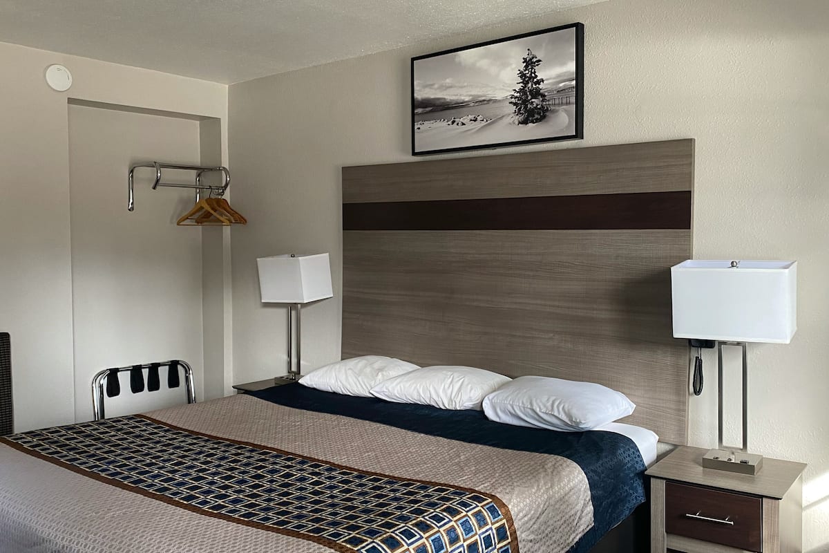 Kamar Standar, 1 Tempat Tidur King, lemari es & microwave | Meja kerja, ruang kerja ramah laptop, dan tirai kedap cahaya