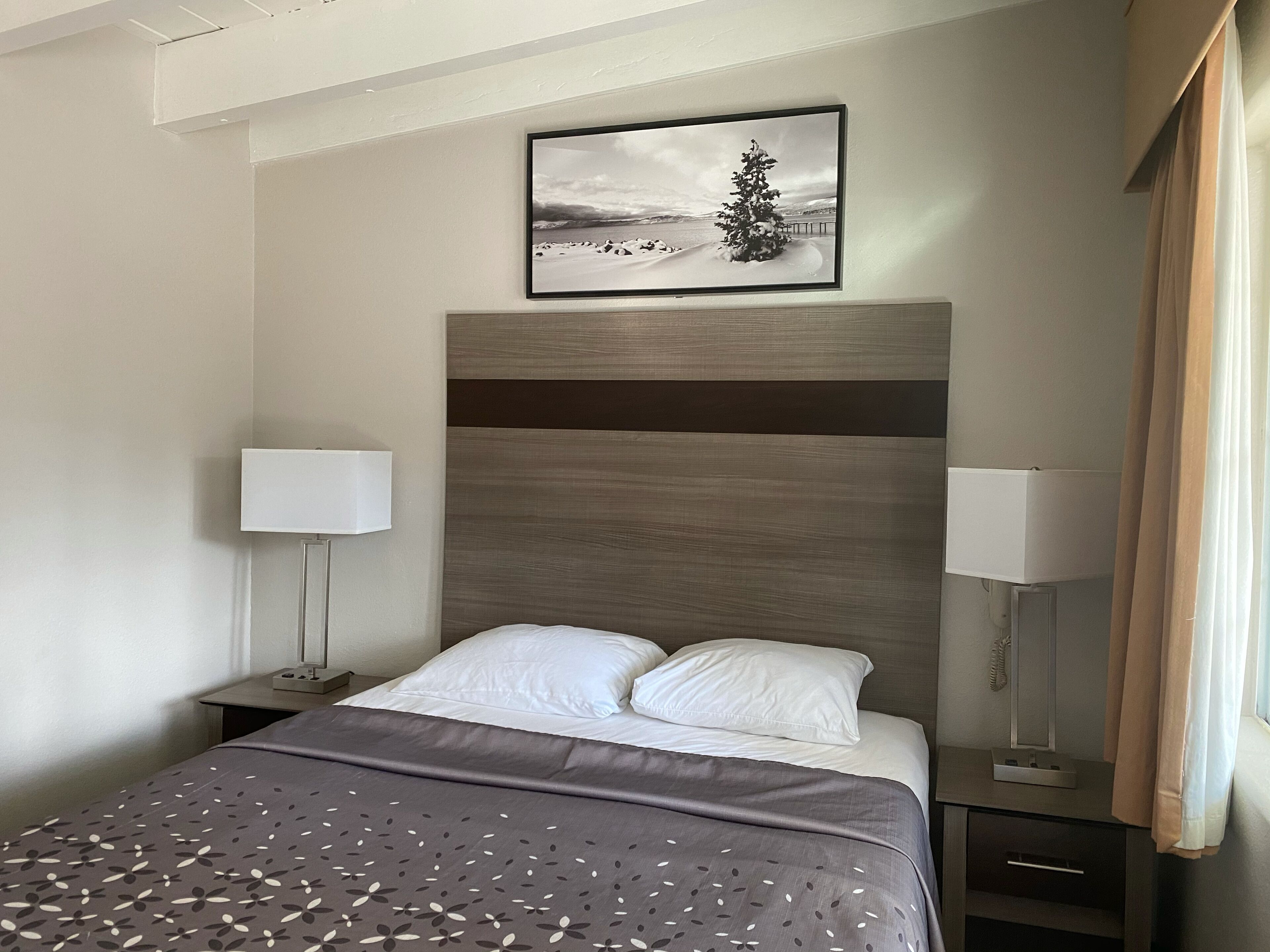 Rom – basic | Individuelt dekorert, individuelt innredet og skrivebord