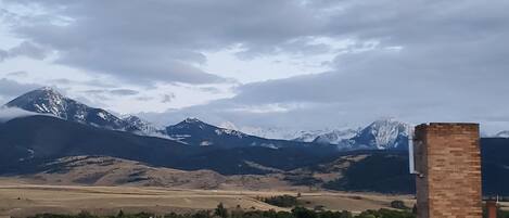 Un paisaje montañoso con picos nevados y cielo despejado.