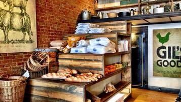 2 restaurants, serveren ontbijt