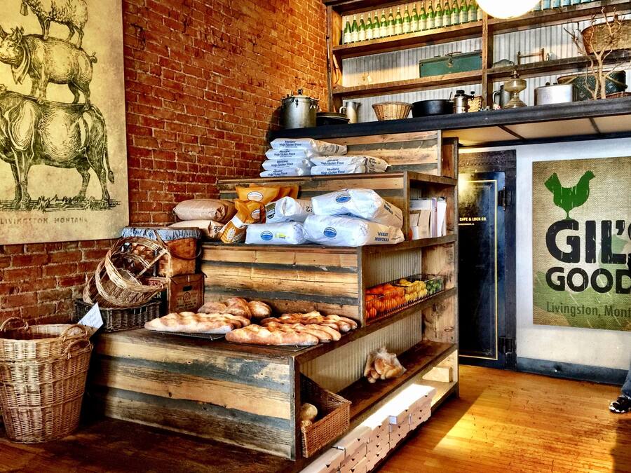 2 restaurantes, é servido café da manhã