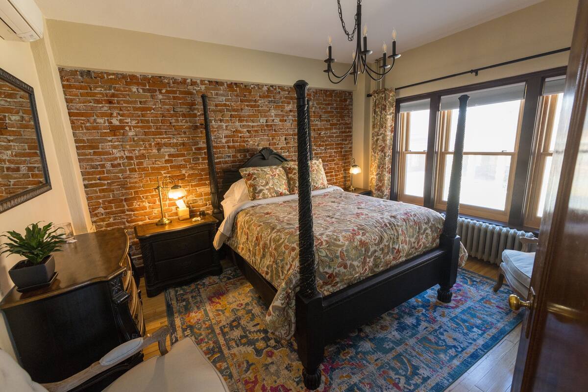 Luxury Apartment, 2 Bedrooms | Premium bedding, down comforters, pillowtop beds, iron/ironing board