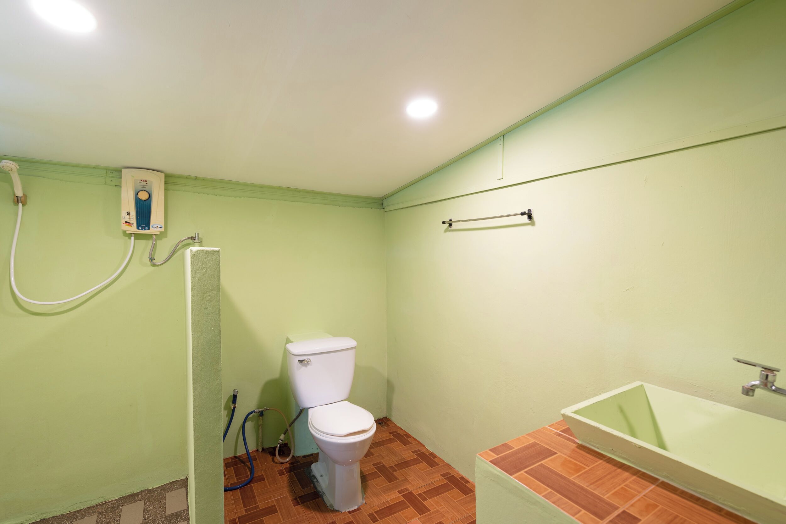 shower, free toiletries, towels