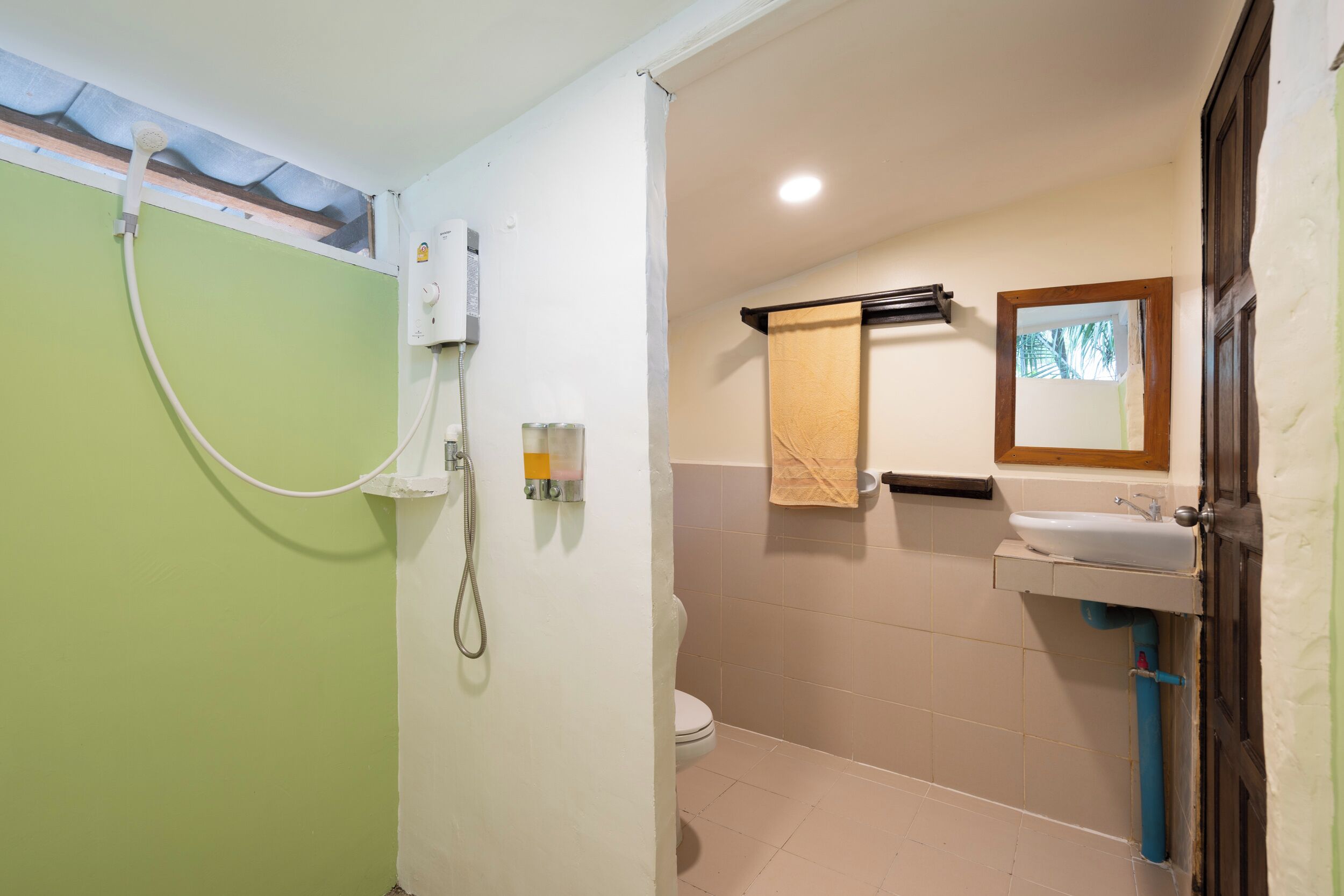 shower, free toiletries, towels