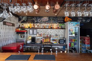 Bar en bord de piscine