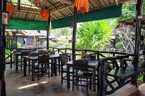 2 restaurants, breakfast, lunch, dinner served; Thai cuisine  - Mook Lanta Eco Resort (Ko Lanta)