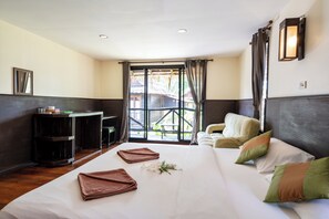 Familie bungalow, 2 slaapkamers (Deluxe Family A/C Bungalow) | Een kluis op de kamer, reisbedje, gratis wifi