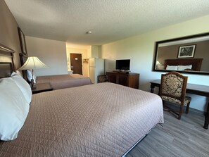 غرفة مزدوجة | مكتب ومكواة/لوح كي وملاءات أسرّة