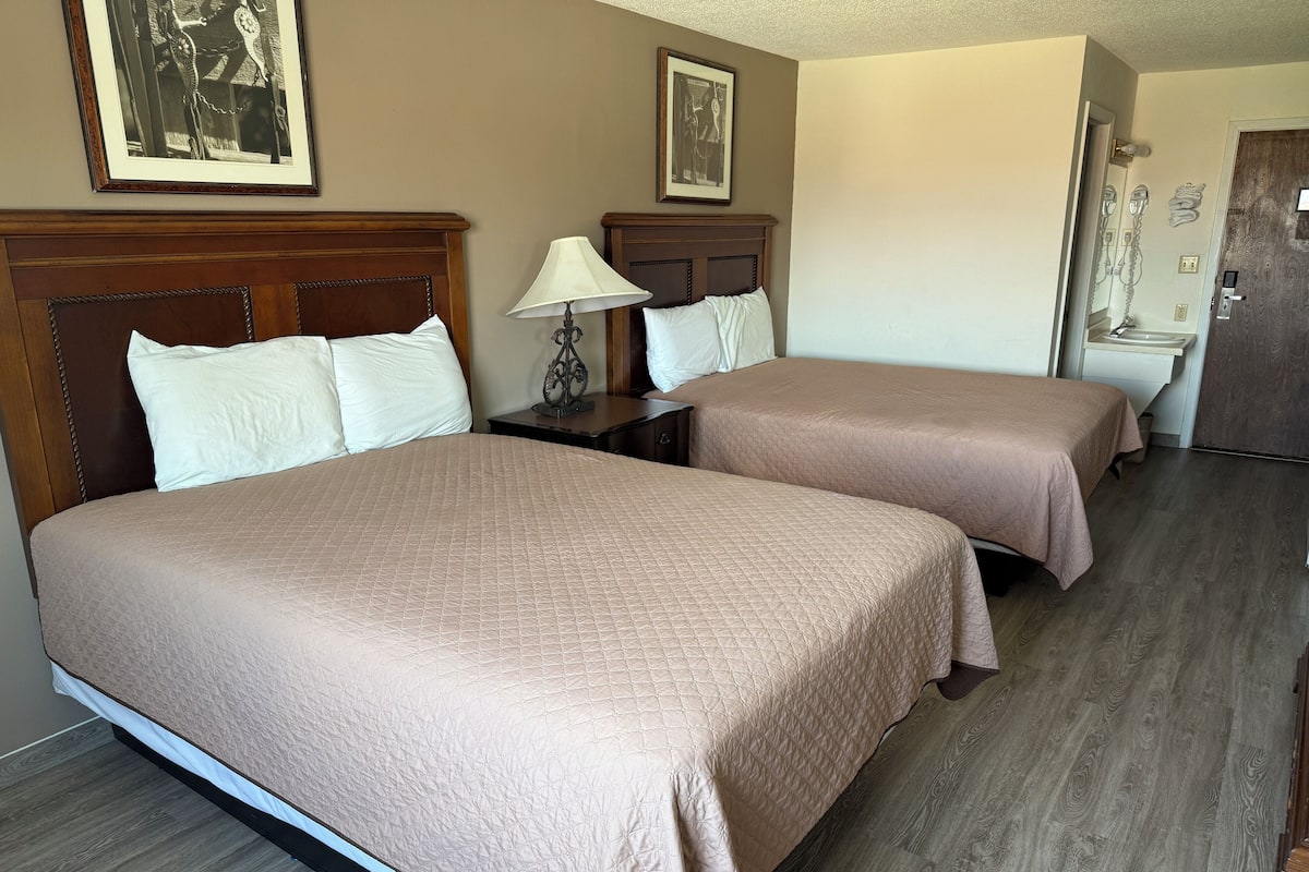 Escritorio, tabla de planchar con plancha y ropa de cama