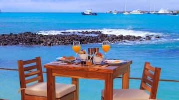 Se sirven desayunos, almuerzos y cenas; sushi; con vista al mar