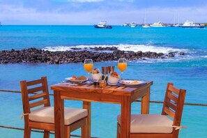 Se sirven desayunos, comidas, cenas y sushi con vista al mar