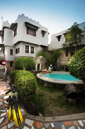 Vista frontal de la propiedad