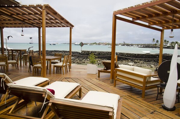 Se sirven desayunos, comidas, cenas y sushi con vista al mar