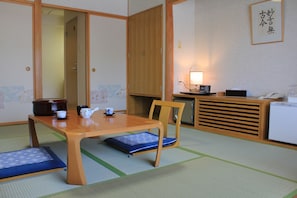 Chambre traditionnelle, non-fumeur, salle de bains commune | Bureau, rideaux d’obscurcissement