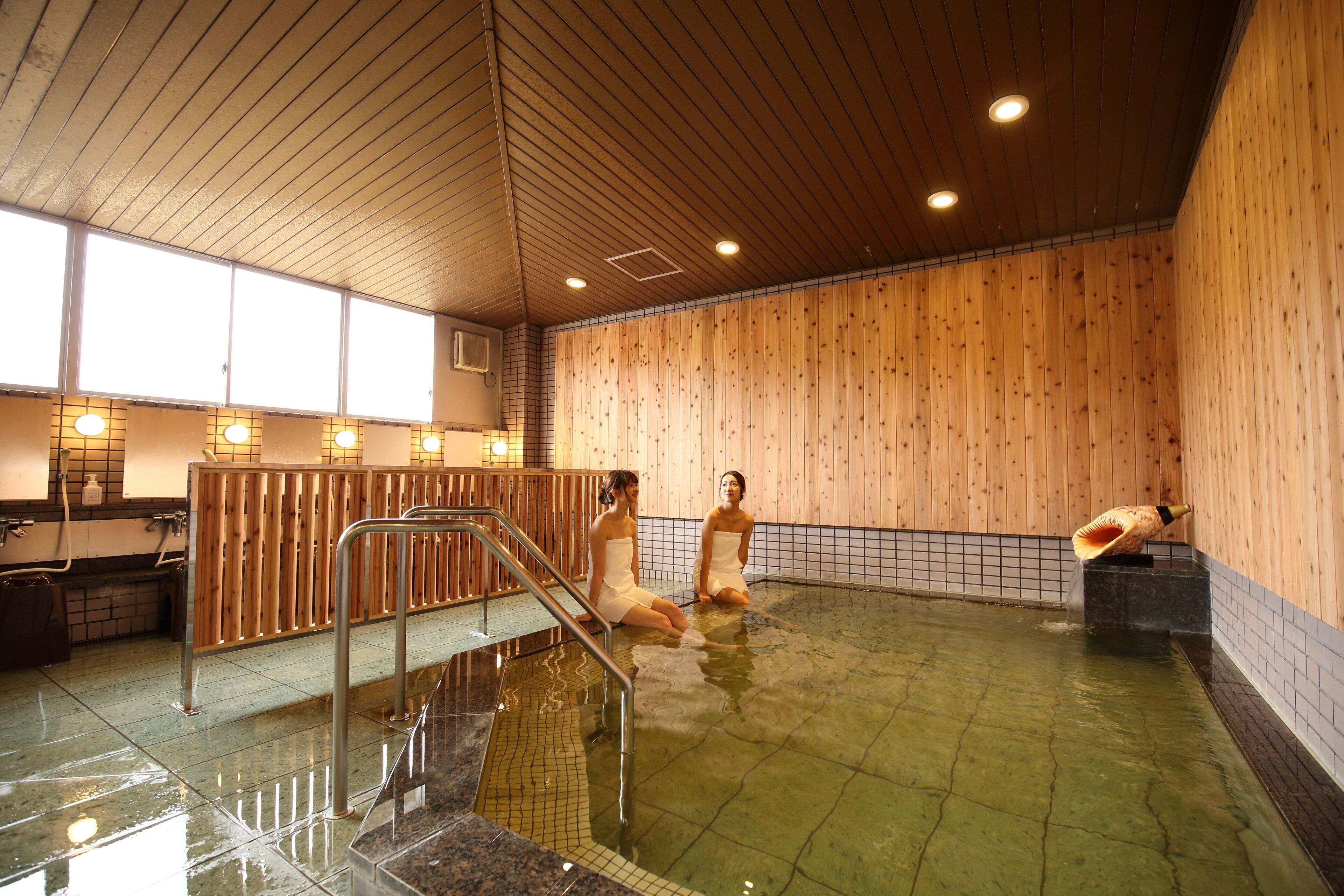 Combined shower/tub, hydromassage showerhead, free toiletries