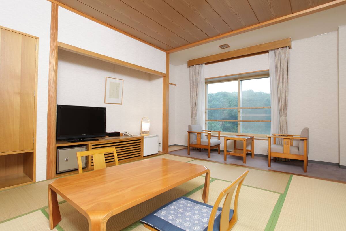 Japanese-Style Room, Shared Bath, Non Smoking | Desk, blackout curtains