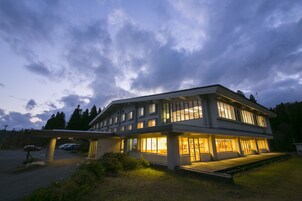 Fachada de la propiedad por la tarde o noche