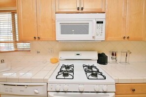 2 Bedroom 2 Bath Apartment  | Private kitchen