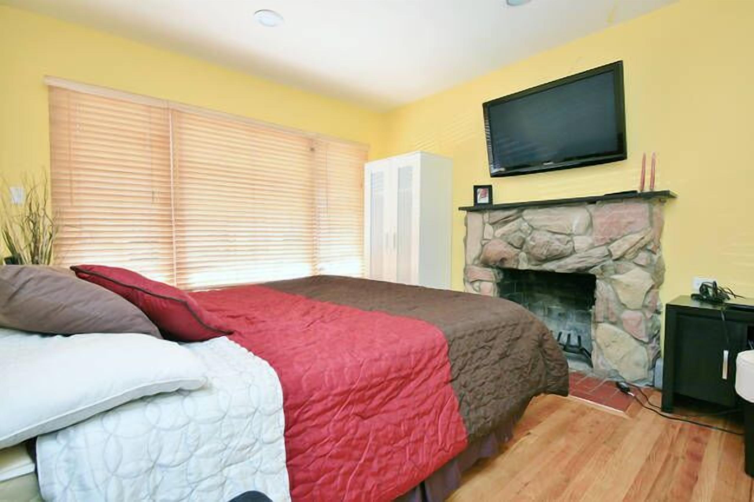 3 Bedroom 2 Bathroom and Living Room House