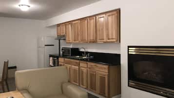 1 Bedroom Apartment, 2 Queen Beds, 1 Sofa Bed, Full Kitchen, Non Smoking | 1 室のベッドルーム、遮光カーテン、アイロン / アイロン台、WiFi (無料)