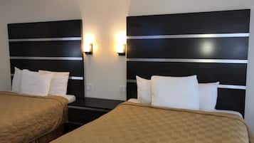 Standard Quadruple Room, 2 Double Beds, Non Smoking | 1 室のベッドルーム、遮光カーテン、アイロン / アイロン台、WiFi (無料)