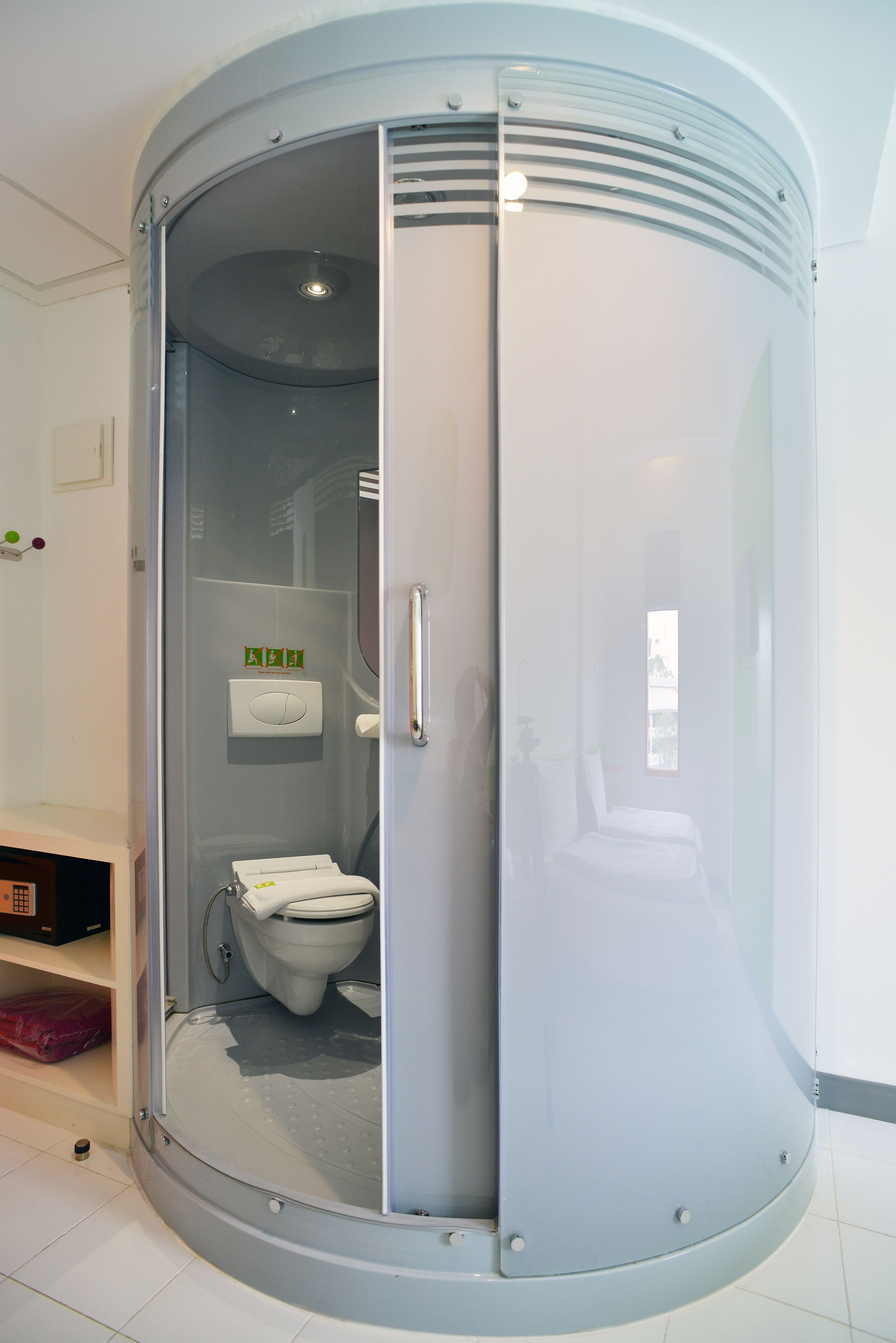 Ducha, bidet, toallas, jabón