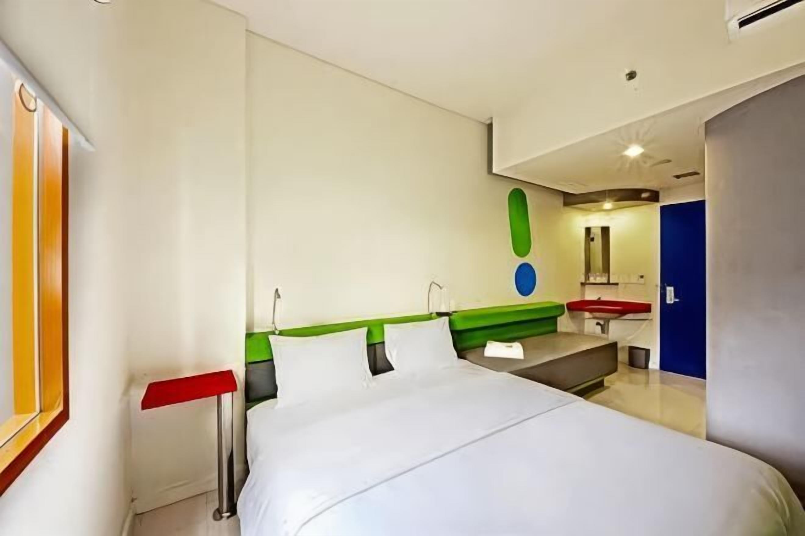 Caja fuerte, escritorio, wifi gratis y ropa de cama