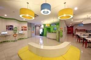 Breakfast area - POP! Hotel Kemang Jakarta (Jakarta)