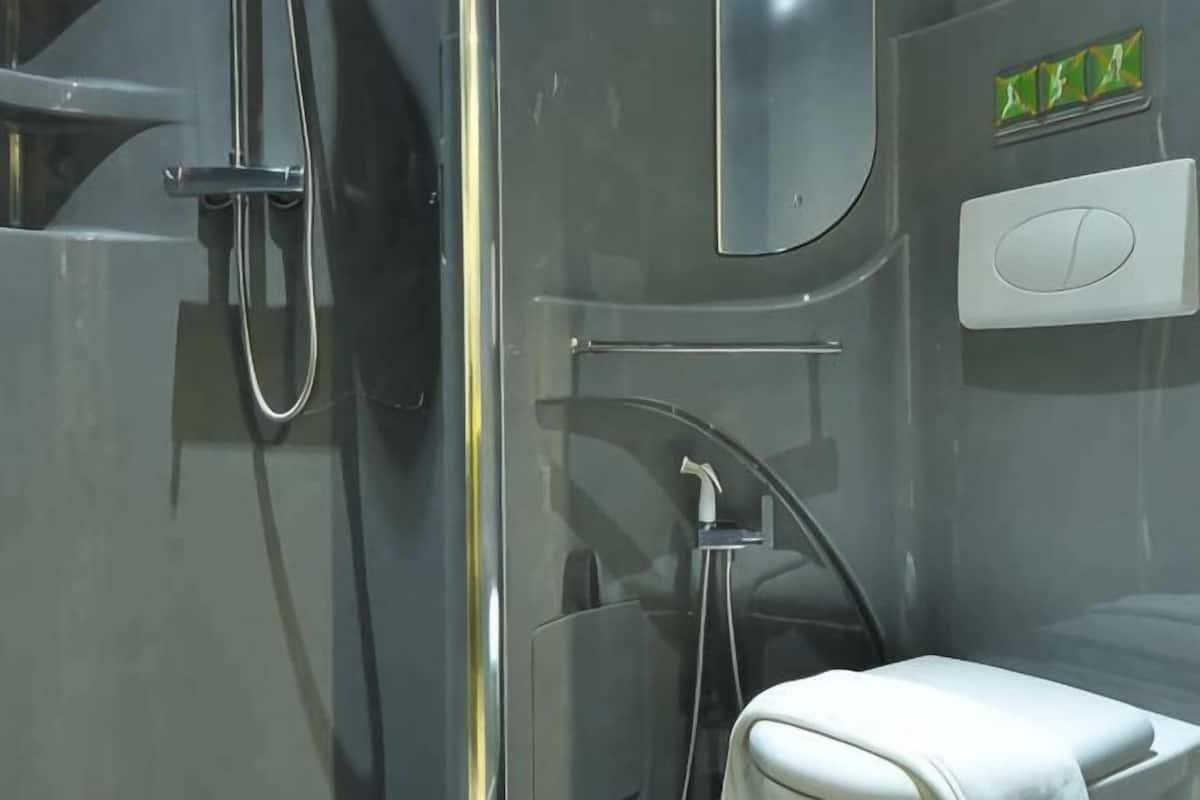 Badezimmer | Dusche, Bidet, Handtücher, Seife