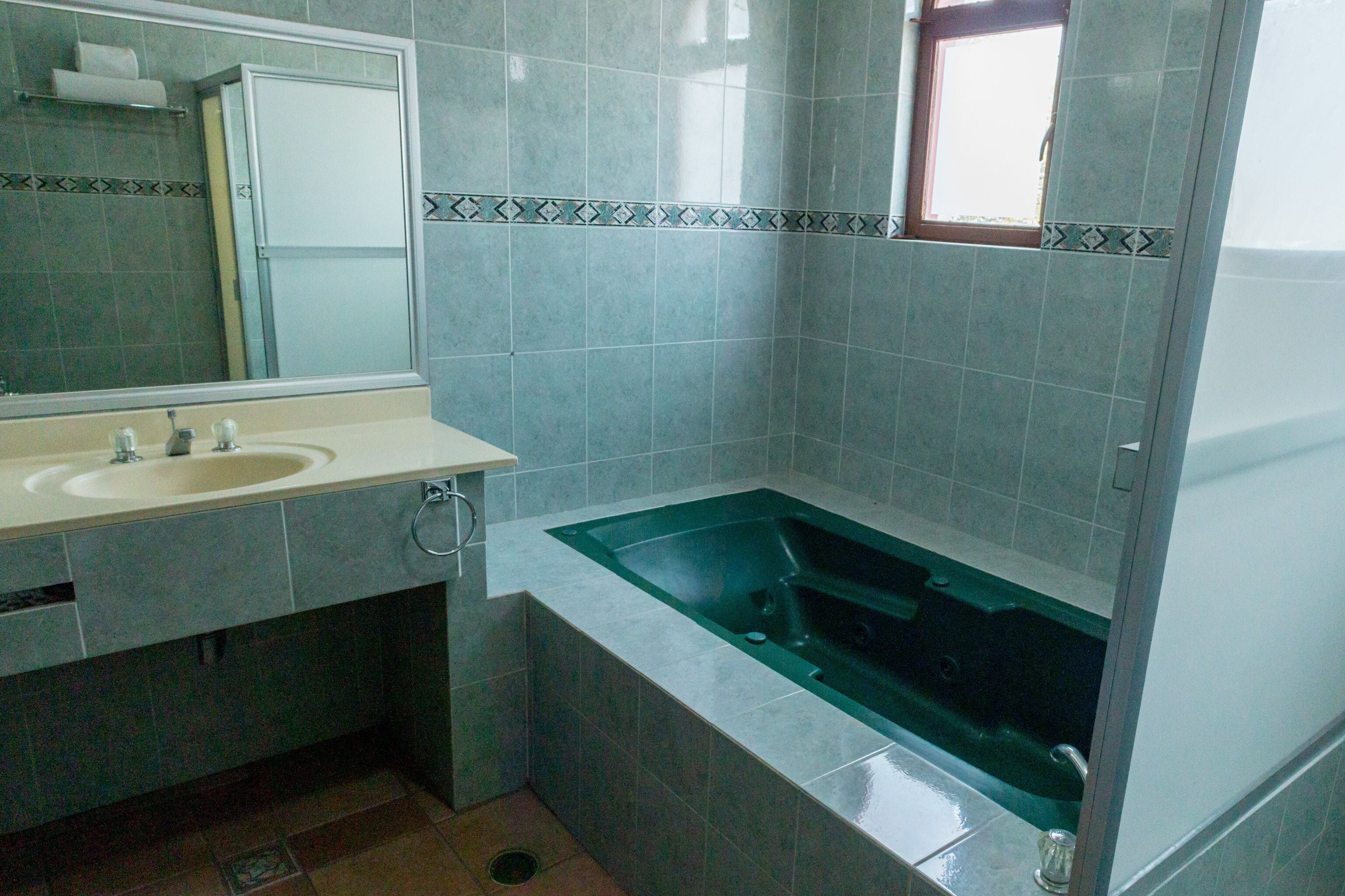 junior suite | bathroom | shower, free toiletries, hair dryer, towels