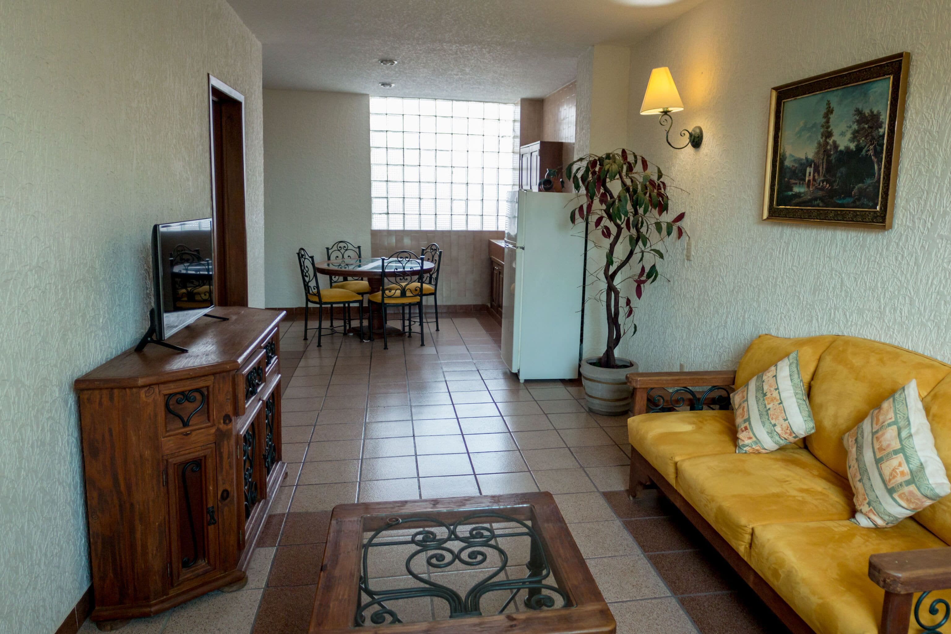 comfort suite | living area | 21-inch tv with satellite channels