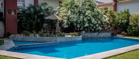 Una piscina al aire libre