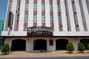 Front of property - Hotel Quinta Antigua (Lazaro Cardenas)