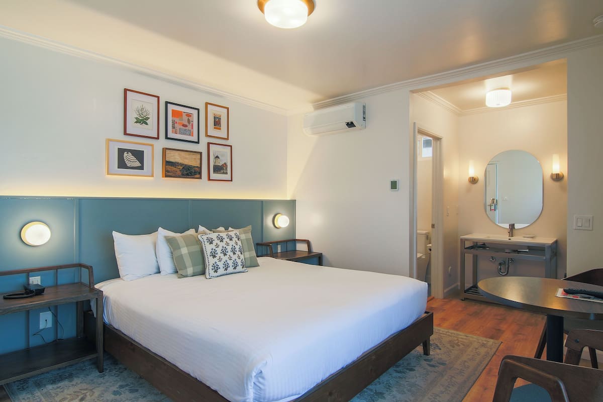 Standard Room, 1 King Bed | Iron/ironing board, free WiFi, bed sheets